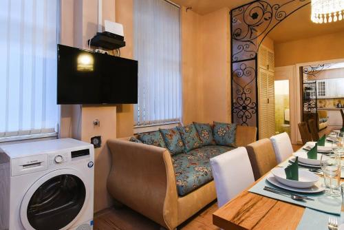 Very central very spacious new home - main image