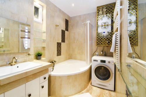 Very central very spacious new home - image 11