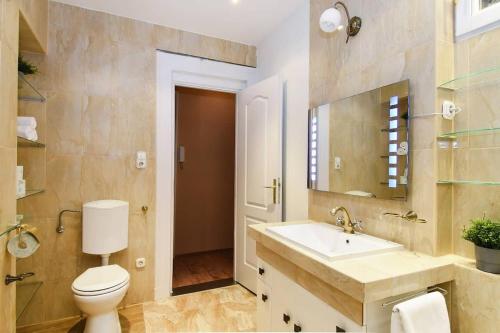 Very central very spacious new home - image 8