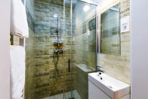 Very central very spacious new home - image 12