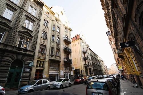 Very central very spacious new home - image 13