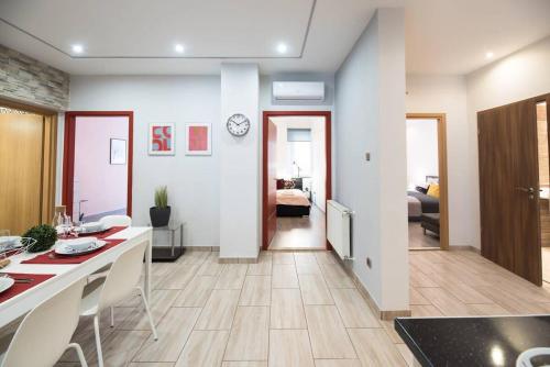 Ultra central large home with AC and balcony - image 4