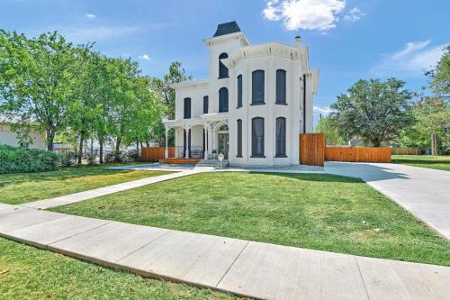 Historic Manor Near Downtown in Denison, USA