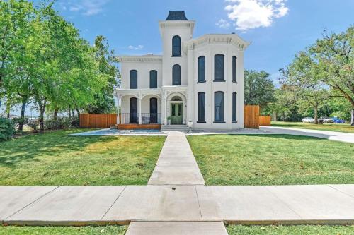 Historic Manor Near Downtown in Denison, USA