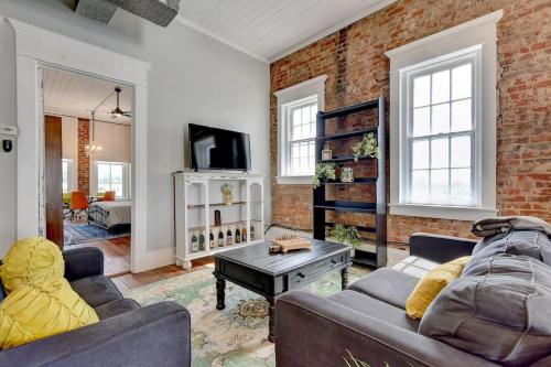 . Historic Denison Loft with a View