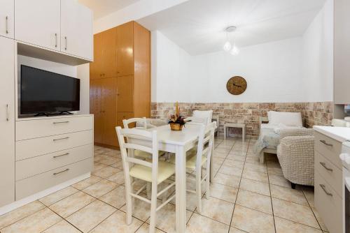 Sea Breeze Studios Paros III 2