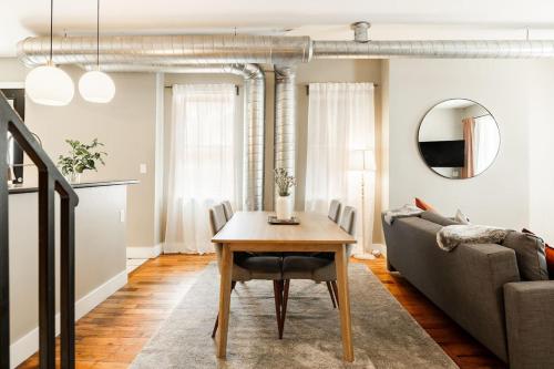 Lux Parkside Townhome - Free Parking - Walk to ALL in Cincinnati, USA