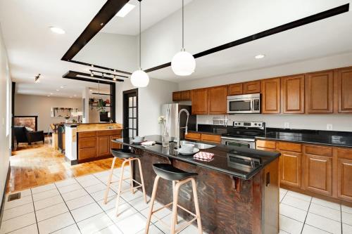 Lux Parkside 1BR - Patio - Sun Deck - Free Parking in Cincinnati, USA