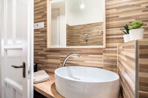 Convenient apartment at gastro driven location - image 8