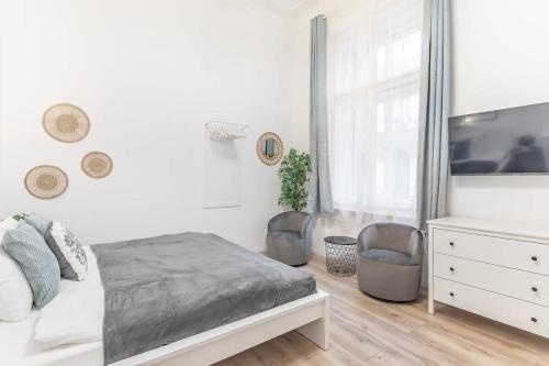 Ultra central modern home for 3 guests - image 4