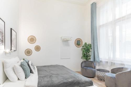 Ultra central modern home for 3 guests - image 6