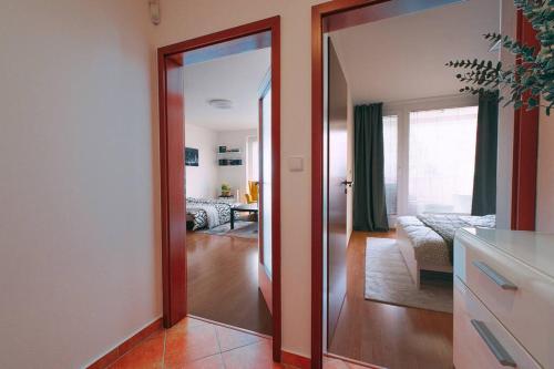 Apartmán u METRA, 4 hosté, parking free, blízko O2 arena, Prague (photo 6)