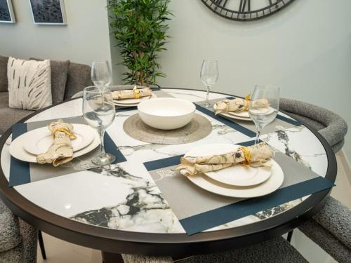 LUXFolio Retreats - Exquisite 2-Bed Suite - image 4