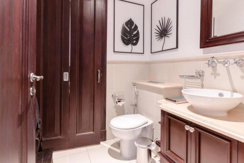LUXFolio Retreats - Stylish Old Town Apartment - image 2