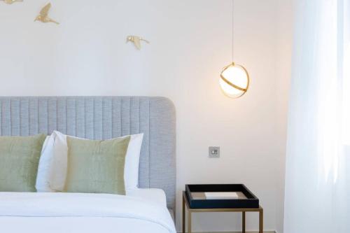 LUXFolio Retreats - Stylish Old Town Apartment - image 8