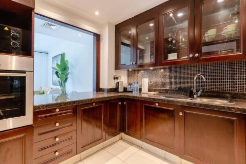 LUXFolio Retreats - Stylish Old Town Apartment - image 10