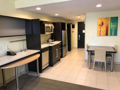 Kitchen, Home2 Suites by Hilton Rahway in Rahway (NJ)