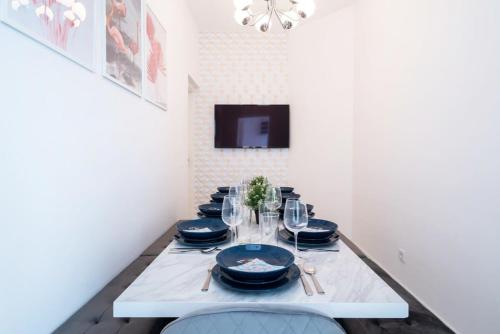 Large Apartment at Perfect Central Location - Tap to explore photos