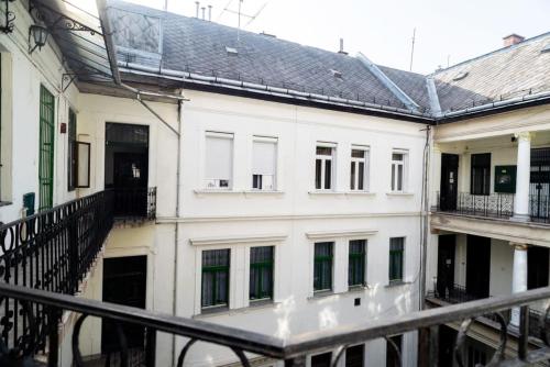 Large Apartment at Perfect Central Location - image 14