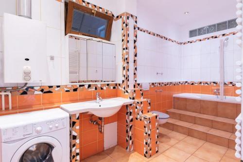 Spacious and comfy very central apartment - main image