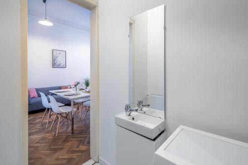 Spacious central home - image 10
