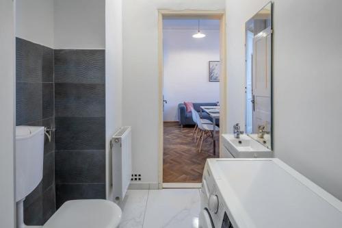 Spacious central home - image 7