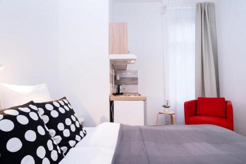 New comfy studio at convenient location - image 3