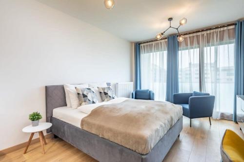 Brand new central flat - image 3