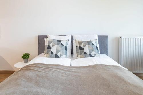 Brand new central flat - image 7
