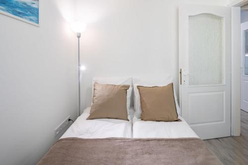 Convenient 2-room central apartment - image 2