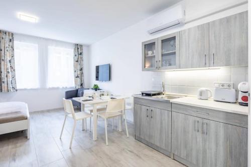Convenient 2-room central apartment - image 8