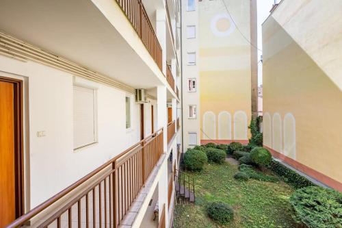 Convenient 2-room central apartment - image 7
