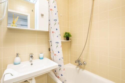 Convenient 2-room central apartment - image 14