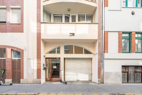 Convenient 2-room central apartment - image 3