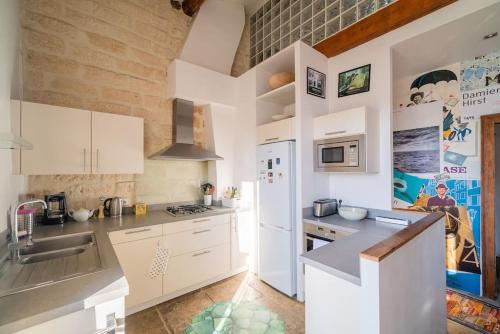 Kitchen, L'Aventura, Grand T4, Clim, Centre Ville in Figuerolles