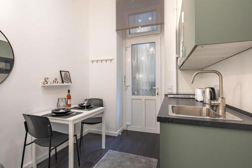Mini - NEW - Elegant Downtown Retreat - image 8