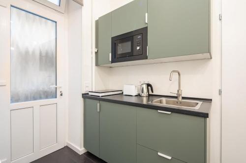 Mini - NEW - Elegant Downtown Retreat - image 3