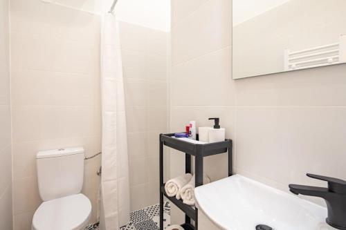 Mini - NEW - Elegant Downtown Retreat - image 6