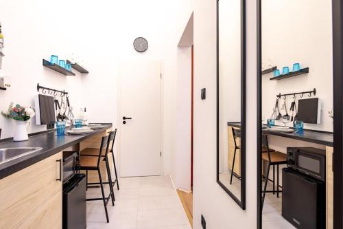 Cute Modern Getaway in the Heart of the City - image 13