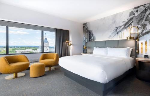Deluxe Corner King Room with River View image 2