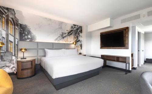 Deluxe Corner King Room with River View image 3