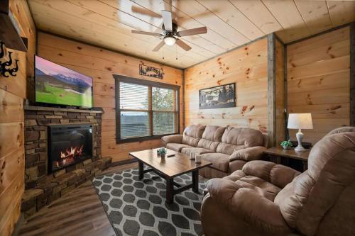 New Cabin With Mountain Views Hot Tub And Game Room in Sevierville, USA