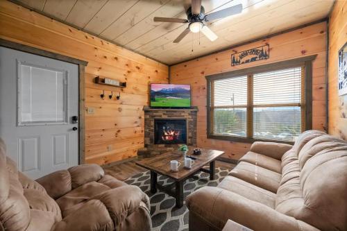 New Cabin With Mountain Views Hot Tub And Game Room in Sevierville, USA