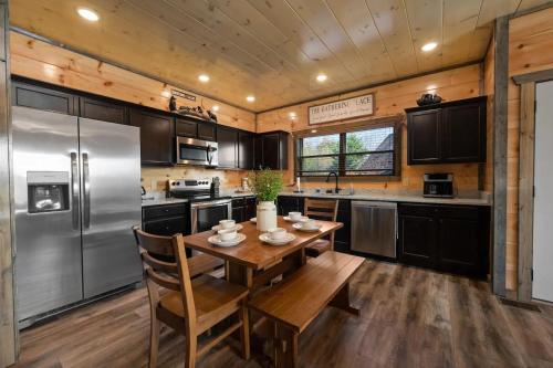 New Cabin With Mountain Views Hot Tub And Game Room in Sevierville, USA