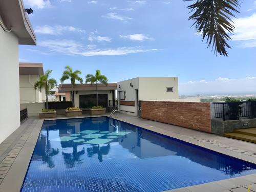 Cozy & Airy Suite near Venice Mall FREE Pool & Gym, Manila