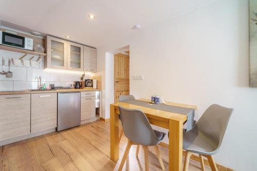 ห้องครัว, Ferienwohnungen Haselhuhn in โลเมิน