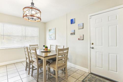 Jensen Beach Home quarter Mi to Beach Access! in Jensen Beach, USA