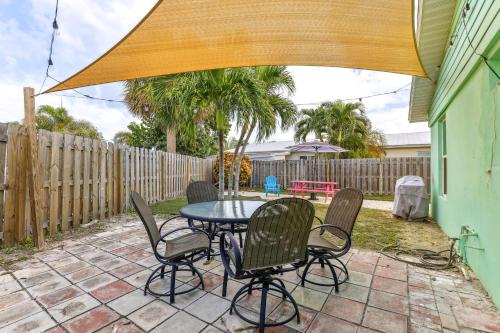Pet-Friendly Jensen Beach Home Walk to Beach - image 5