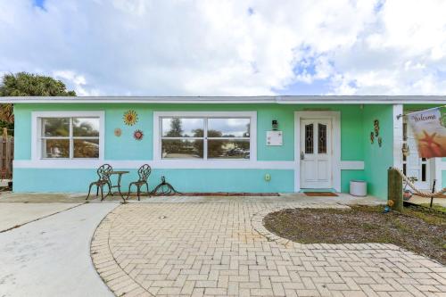 Pet-Friendly Jensen Beach Home Walk to Beach - image 7