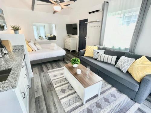 Hidden King Suite with Garden Parking - 4 Guest in La Mesa, USA